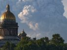24 липня 2026 року в Санкт-Петербурзі (Росія) у небо здіймаються стовпи диму після ударів українських дронів по складах російського інтернет-магазину «Wildberries»; на передньому плані видно Ісаакіївський собор