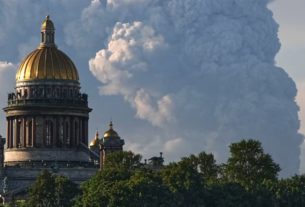 24 липня 2026 року в Санкт-Петербурзі (Росія) у небо здіймаються стовпи диму після ударів українських дронів по складах російського інтернет-магазину «Wildberries»; на передньому плані видно Ісаакіївський собор