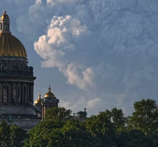 24 липня 2026 року в Санкт-Петербурзі (Росія) у небо здіймаються стовпи диму після ударів українських дронів по складах російського інтернет-магазину «Wildberries»; на передньому плані видно Ісаакіївський собор