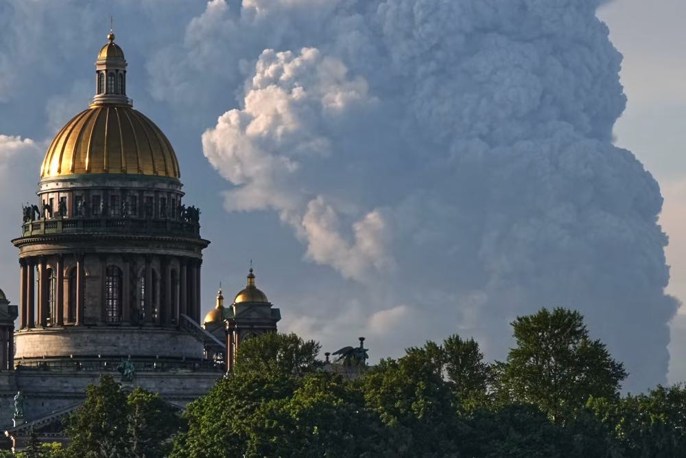24 липня 2026 року в Санкт-Петербурзі (Росія) у небо здіймаються стовпи диму після ударів українських дронів по складах російського інтернет-магазину «Wildberries»; на передньому плані видно Ісаакіївський собор