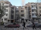 Рятувальники працюють на місці житлового будинку, що зазнав удару російської ракети 30 липня 2026 року