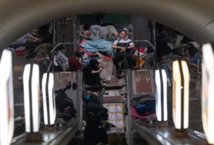 люди під час повітряної тривоги ховаються у підземному метро міста