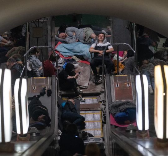 люди під час повітряної тривоги ховаються у підземному метро міста