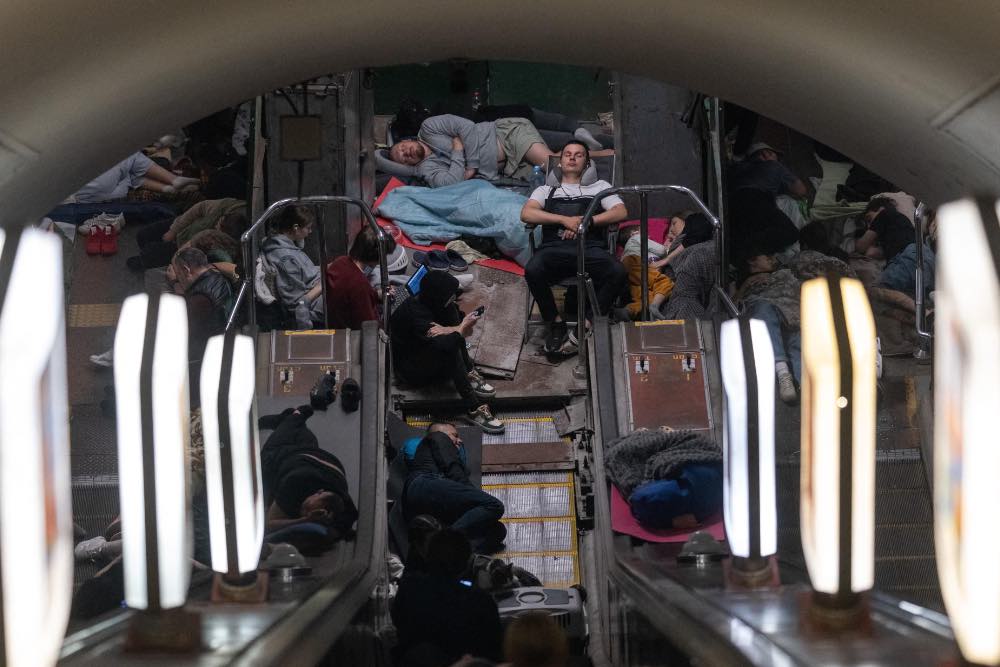люди під час повітряної тривоги ховаються у підземному метро міста