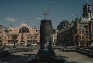 П'єдестал у центрі Києва, біля Бессарабського ринку на якому колись стояла статуя Володимира Леніна
