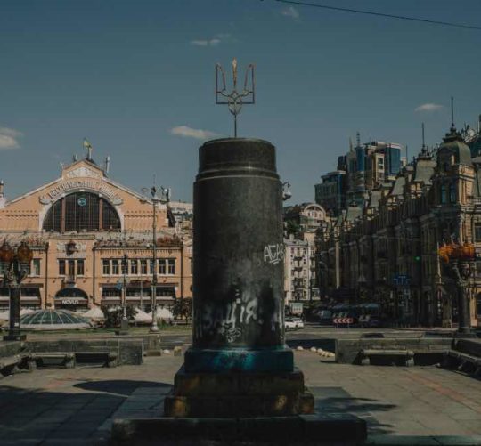 П'єдестал у центрі Києва, біля Бессарабського ринку на якому колись стояла статуя Володимира Леніна