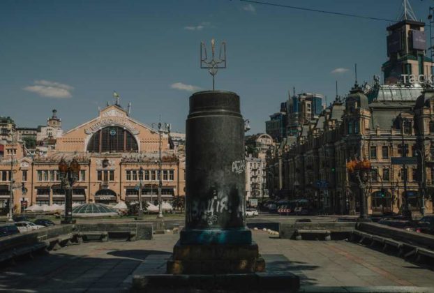 П'єдестал у центрі Києва, біля Бессарабського ринку на якому колись стояла статуя Володимира Леніна