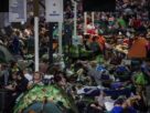 Люди шукають укриття в станції метро під час нічного ракетного та безпілотного удару Росії, Київ, Україна, 2 липня 2026 року