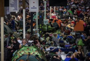 Люди шукають укриття в станції метро під час нічного ракетного та безпілотного удару Росії, Київ, Україна, 2 липня 2026 року