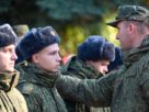 Російський офіцер розмовляє з призовниками, яких мобілізували на військову службу