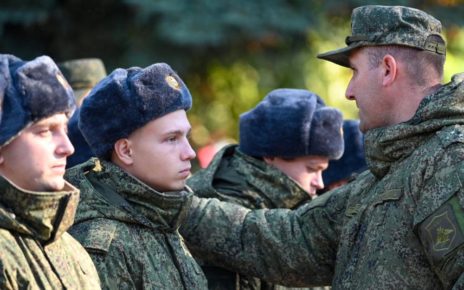 Російський офіцер розмовляє з призовниками, яких мобілізували на військову службу