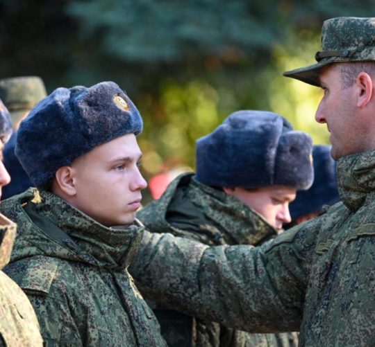 Російський офіцер розмовляє з призовниками, яких мобілізували на військову службу