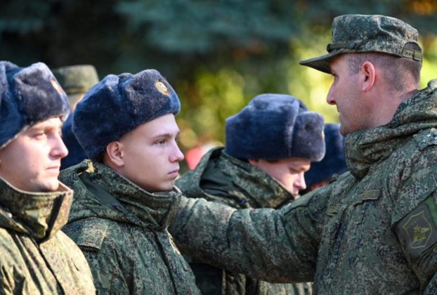 Російський офіцер розмовляє з призовниками, яких мобілізували на військову службу