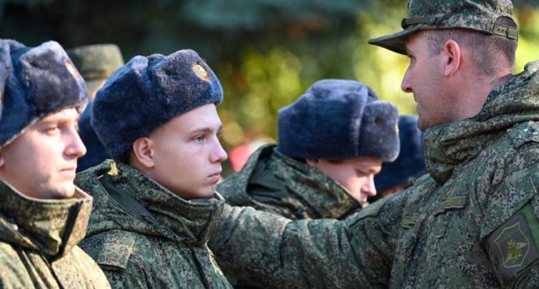 Російський офіцер розмовляє з призовниками, яких мобілізували на військову службу