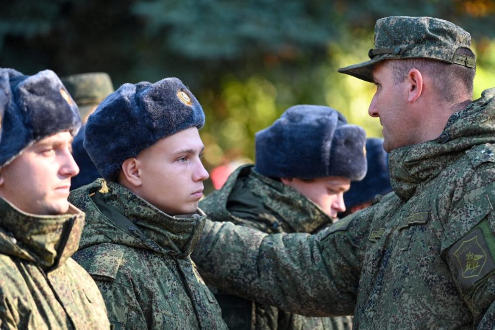 Російський офіцер розмовляє з призовниками, яких мобілізували на військову службу