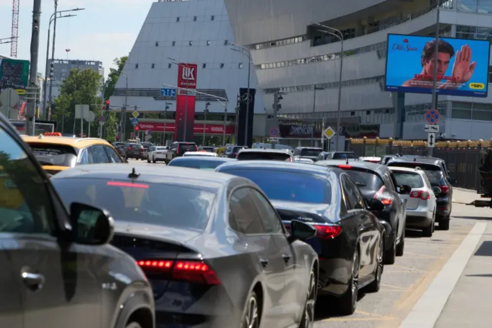 Через дефіцит пального 30 червня 2026 року в Москві біля заправних станцій вишикувалися черги автомобілів