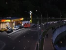 29 червня 2026 року автомобілі стоять у черзі на заправній станції «Роснефть» у Москві