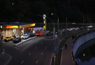 29 червня 2026 року автомобілі стоять у черзі на заправній станції «Роснефть» у Москві