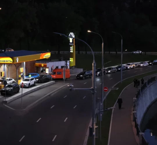 29 червня 2026 року автомобілі стоять у черзі на заправній станції «Роснефть» у Москві
