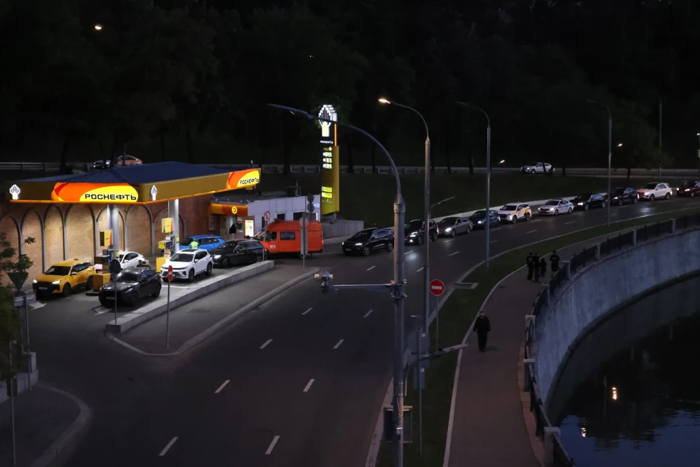 29 червня 2026 року автомобілі стоять у черзі на заправній станції «Роснефть» у Москві