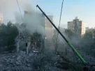 Житловий багатоквартирний будинок, пошкоджений внаслідок російського удару по Києву, Україна, у четвер, 2 липня 2026 року. (AP Photo/Ефрем Лукацький)