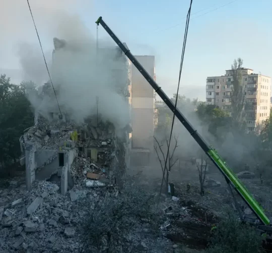 Житловий багатоквартирний будинок, пошкоджений внаслідок російського удару по Києву, Україна, у четвер, 2 липня 2026 року. (AP Photo/Ефрем Лукацький)