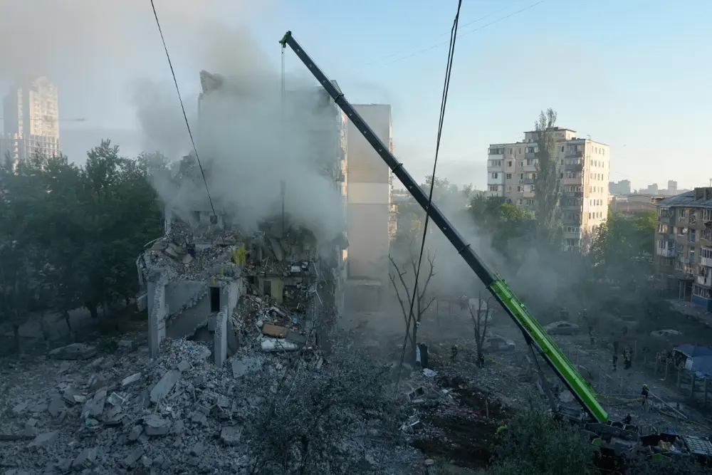 Житловий багатоквартирний будинок, пошкоджений внаслідок російського удару по Києву, Україна, у четвер, 2 липня 2026 року. (AP Photo/Ефрем Лукацький)