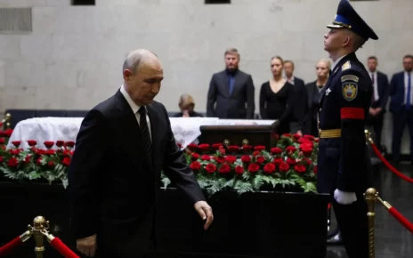 Володимир Путін віддає шану покійному колишньому міністру оборони Росії Сергію Іванову в Москві, 30 червня 2026 року
