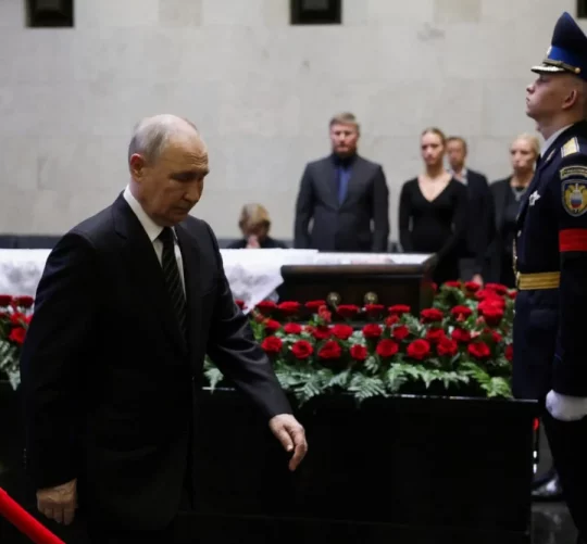Володимир Путін віддає шану покійному колишньому міністру оборони Росії Сергію Іванову в Москві, 30 червня 2026 року
