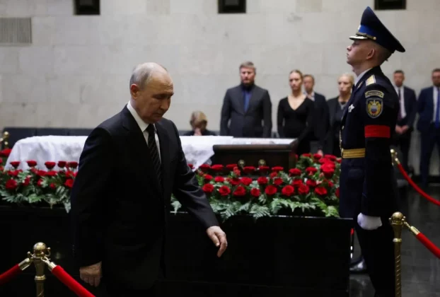 Володимир Путін віддає шану покійному колишньому міністру оборони Росії Сергію Іванову в Москві, 30 червня 2026 року