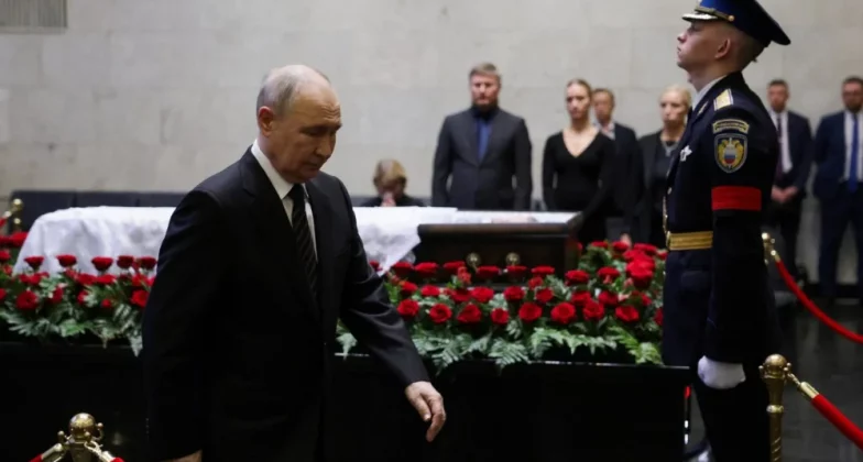 Володимир Путін віддає шану покійному колишньому міністру оборони Росії Сергію Іванову в Москві, 30 червня 2026 року
