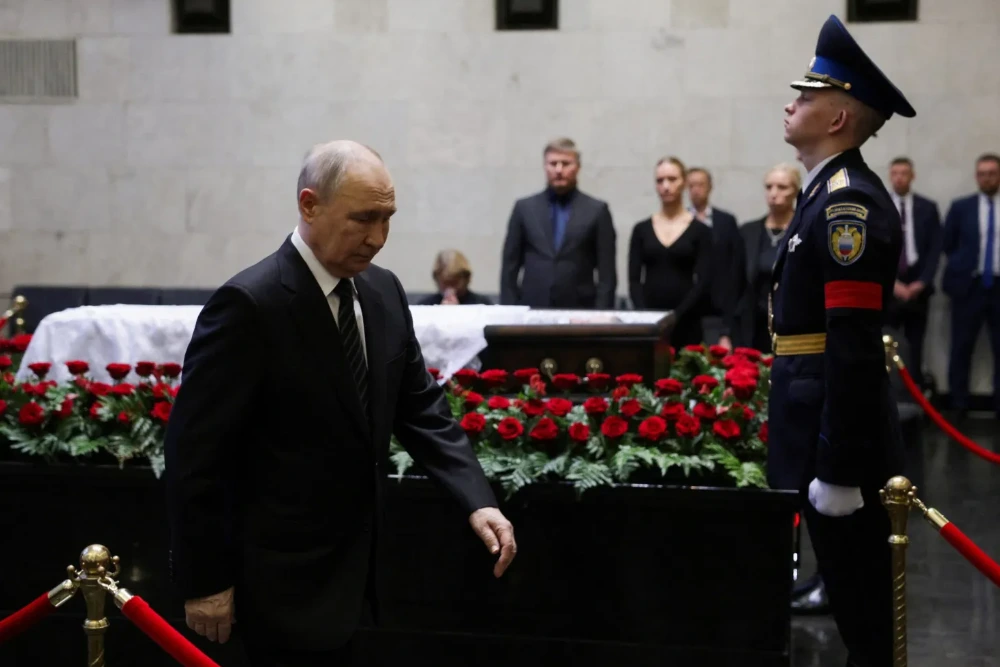 Володимир Путін віддає шану покійному колишньому міністру оборони Росії Сергію Іванову в Москві, 30 червня 2026 року