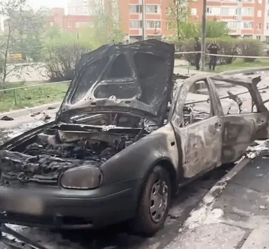 На знімку з відео видно автомобіль, в якому 25 квітня 2025 року в Москві загинув російський генерал Ярослав Москалік, що підтвердив Слідчий комітет Росії