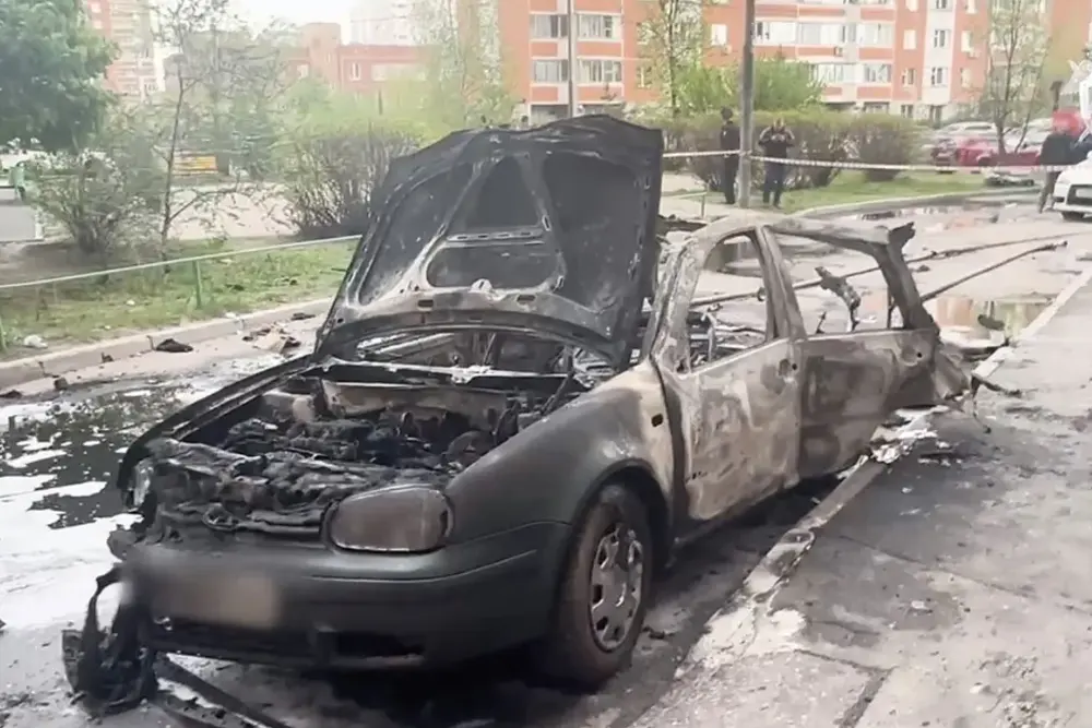 На знімку з відео видно автомобіль, в якому 25 квітня 2025 року в Москві загинув російський генерал Ярослав Москалік, що підтвердив Слідчий комітет Росії