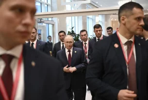 Володимир Путін в оточенні охоронців