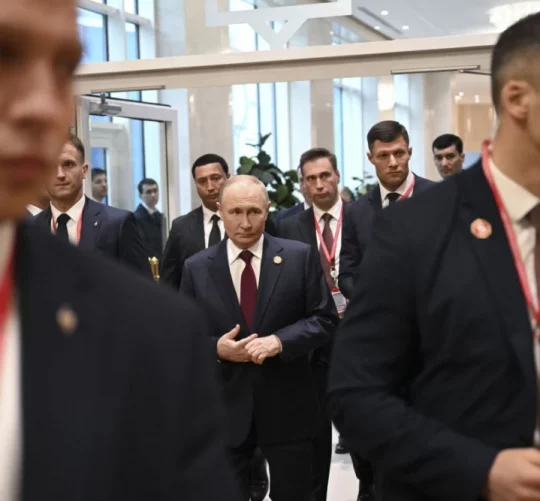 Володимир Путін в оточенні охоронців