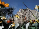 Рятувальники працюють на місці житлового будинку, пошкодженого під час російського ракетного та безпілотного удару в по Києву