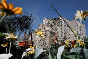 Рятувальники працюють на місці житлового будинку, пошкодженого під час російського ракетного та безпілотного удару в по Києву