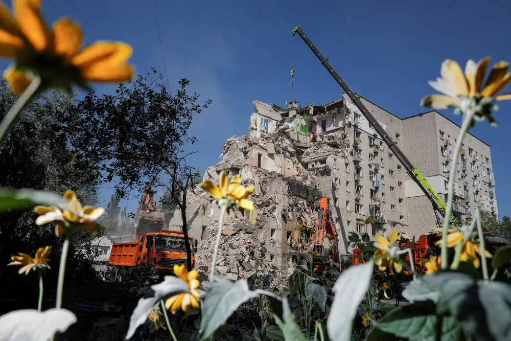 Рятувальники працюють на місці житлового будинку, пошкодженого під час російського ракетного та безпілотного удару в по Києву