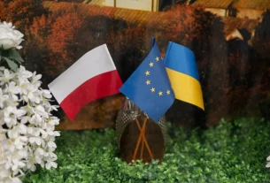 три прапори Польщі, ЄС та України