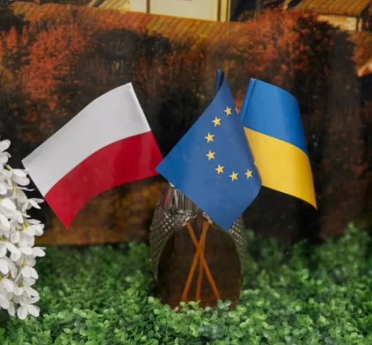 три прапори Польщі, ЄС та України