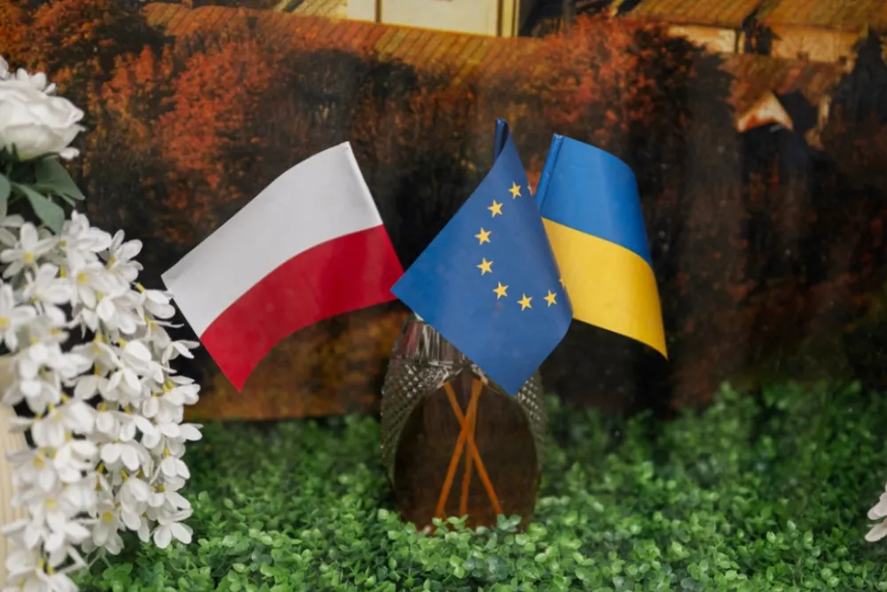 три прапори Польщі, ЄС та України