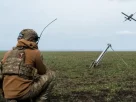 Український солдат запускає бойовий дрон HX-2 у напрямку Покровська