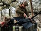Технічний спеціаліст готує бойовий дрон HX-2 до польоту