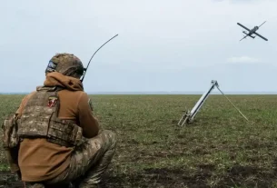 Український солдат запускає бойовий дрон HX-2 у напрямку Покровська