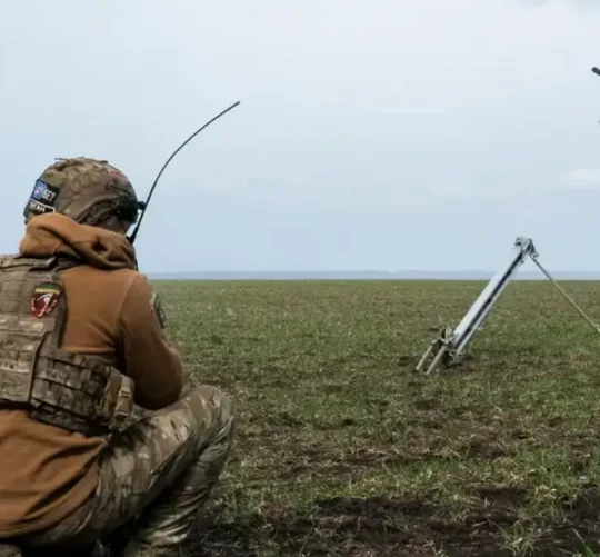 Український солдат запускає бойовий дрон HX-2 у напрямку Покровська