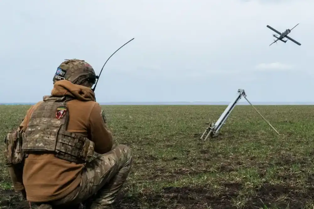 Український солдат запускає бойовий дрон HX-2 у напрямку Покровська