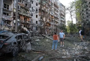 Зруйнований район у Києві після атаки Росії