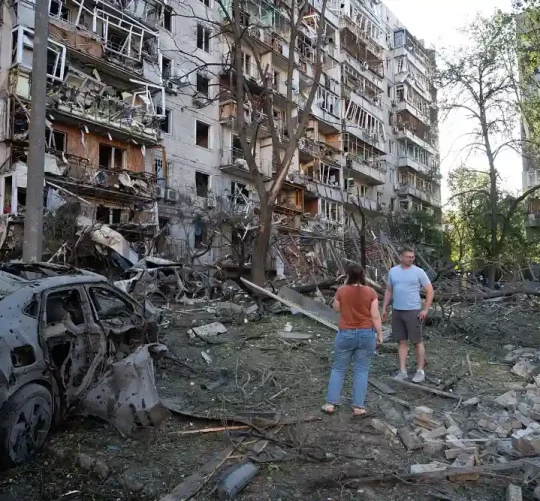 Зруйнований район у Києві після атаки Росії