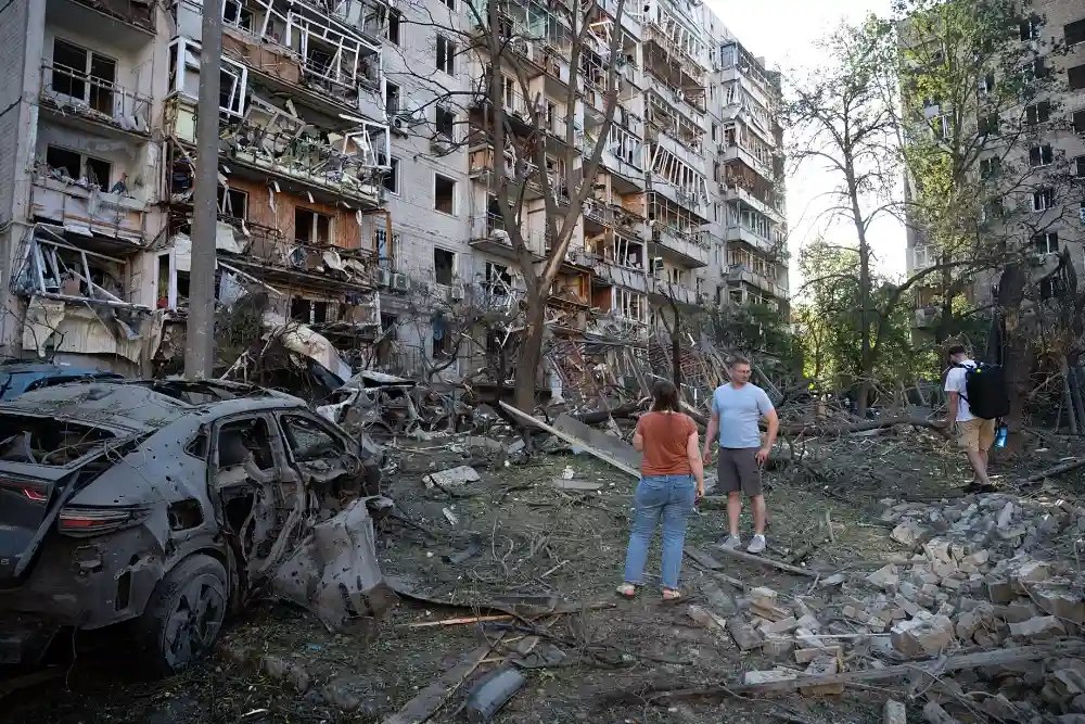 Зруйнований район у Києві після атаки Росії